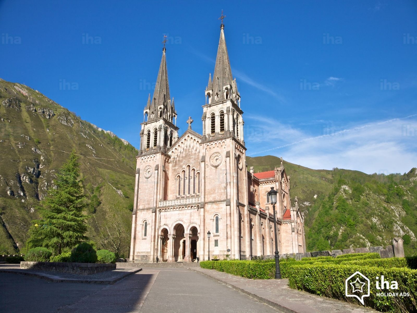 Asturias-Fachada-de-la-basilica-de-covadonga Asturias, así te recuerdo… – José Ramón González García (MONXU)